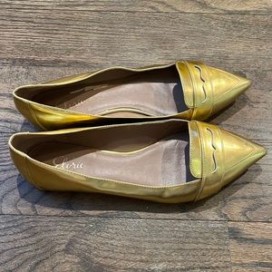 Anthro gold pointed flats. Good condition, slight wear on top (see pic)